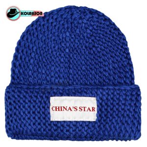 کلاه بزرگسال زمستانی بافت درشت طرح Chinas Star با رنگ های نارنجی کرم طوسی آبی سفید و مشکی و سبز کد KBZBDTCHSBRHNKTASVMVS003